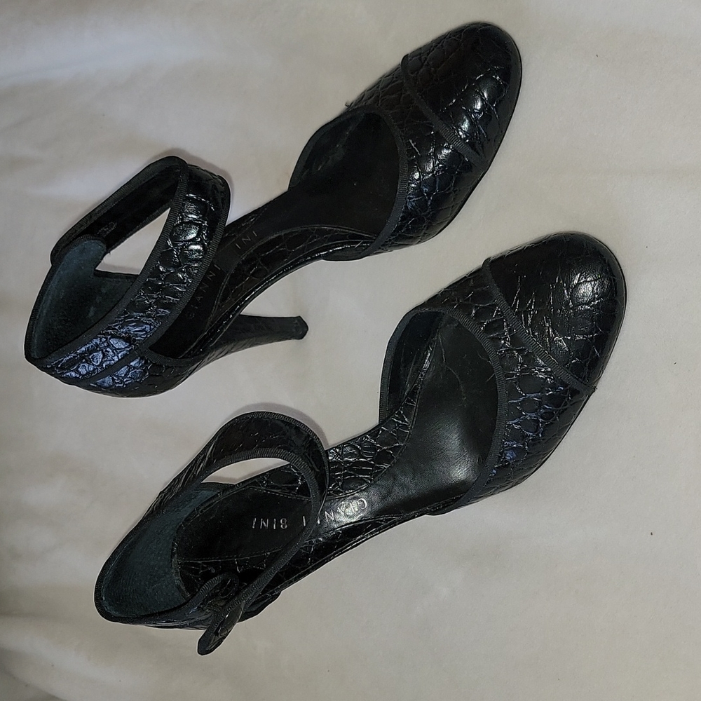Gianni Bini embossed leather heels